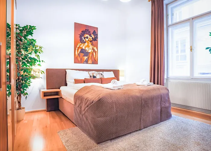 Super Two-bedroom Center - 1 Min Walk To St Stephens Cathedral