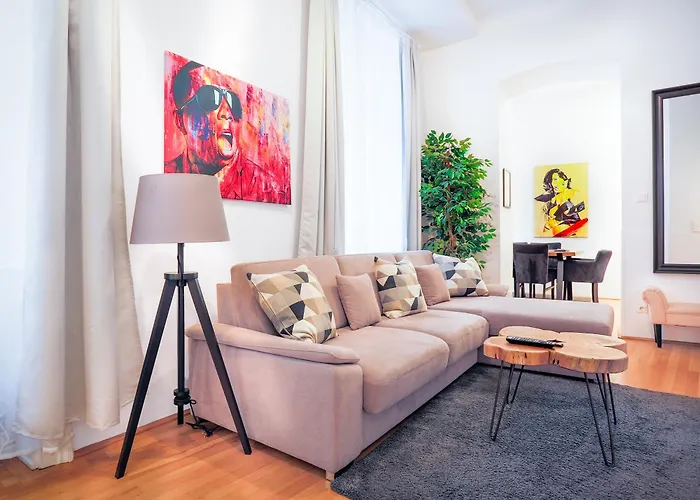 Super Two-bedroom Center - 1 Min Walk To St Stephens Cathedral